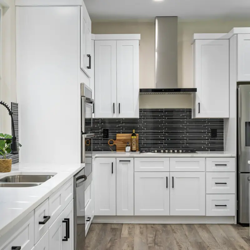 IKEA-Fronten in deckenhoher Einbauküche – wie erzielt man den Effekt maßgefertigter Tischlermöbel?