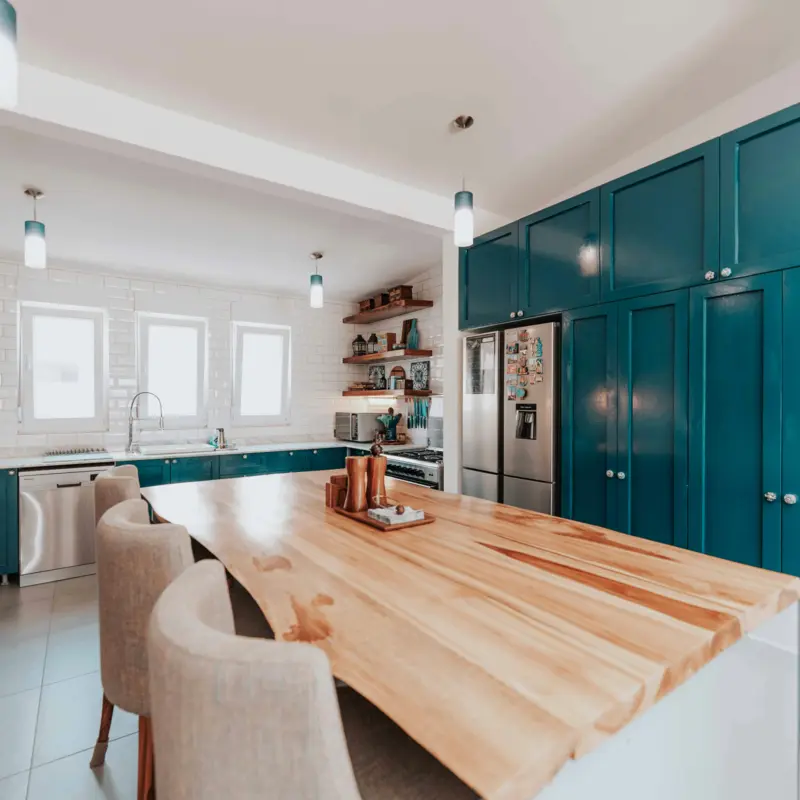 Möbelfronten und Raumakustik – spielen Material und Struktur eine Rolle?