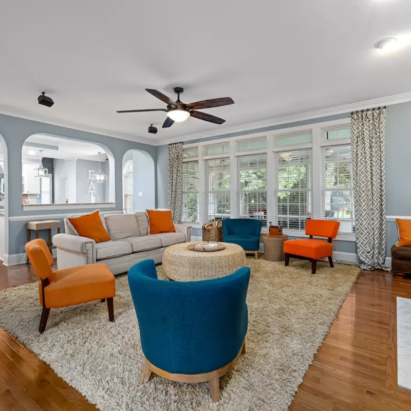 Fronty matowe czy połysk – które rozwiązanie lepiej odbija światło w pomieszczeniu?