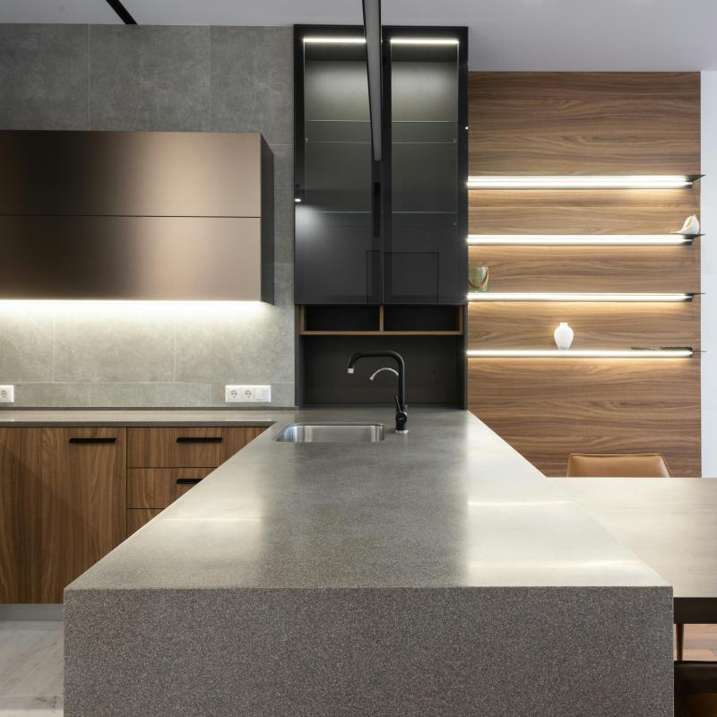 Fronty drewniane czy lakierowane – co lepiej pasuje do wnętrz klasycznych?