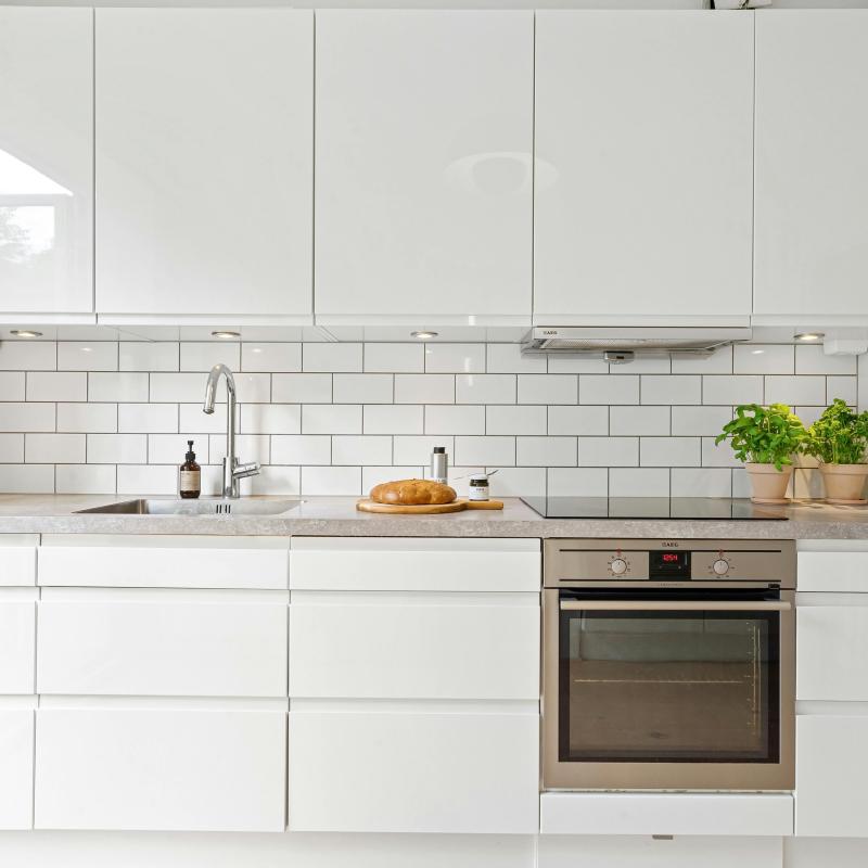 Fronty kuchenne a oświetlenie LED – jak stworzyć spójną aranżację?