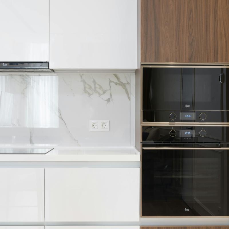 Fronty z uchwytem frezowanym vs. tradycyjne uchwyty – porównanie