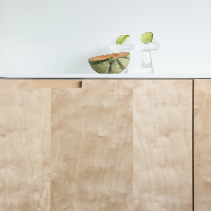 Kitchen fronts with milled handles vs. traditional handles – a comparison