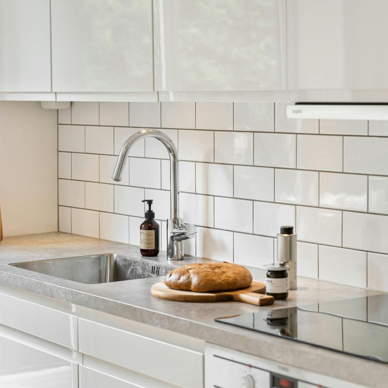 Jakie są różnice między frontami przesuwnymi a zawiasowymi w systemie PAX?